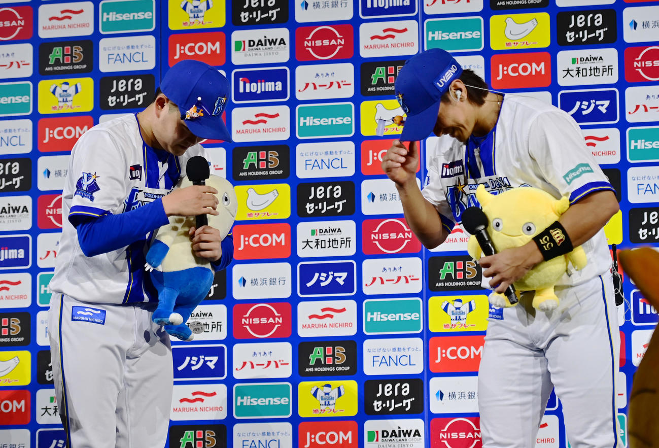 DeNA対中日　逆転満塁本塁打のDeNA井上（右）に感謝する勝利投手の石田裕（撮影・清水貴仁）