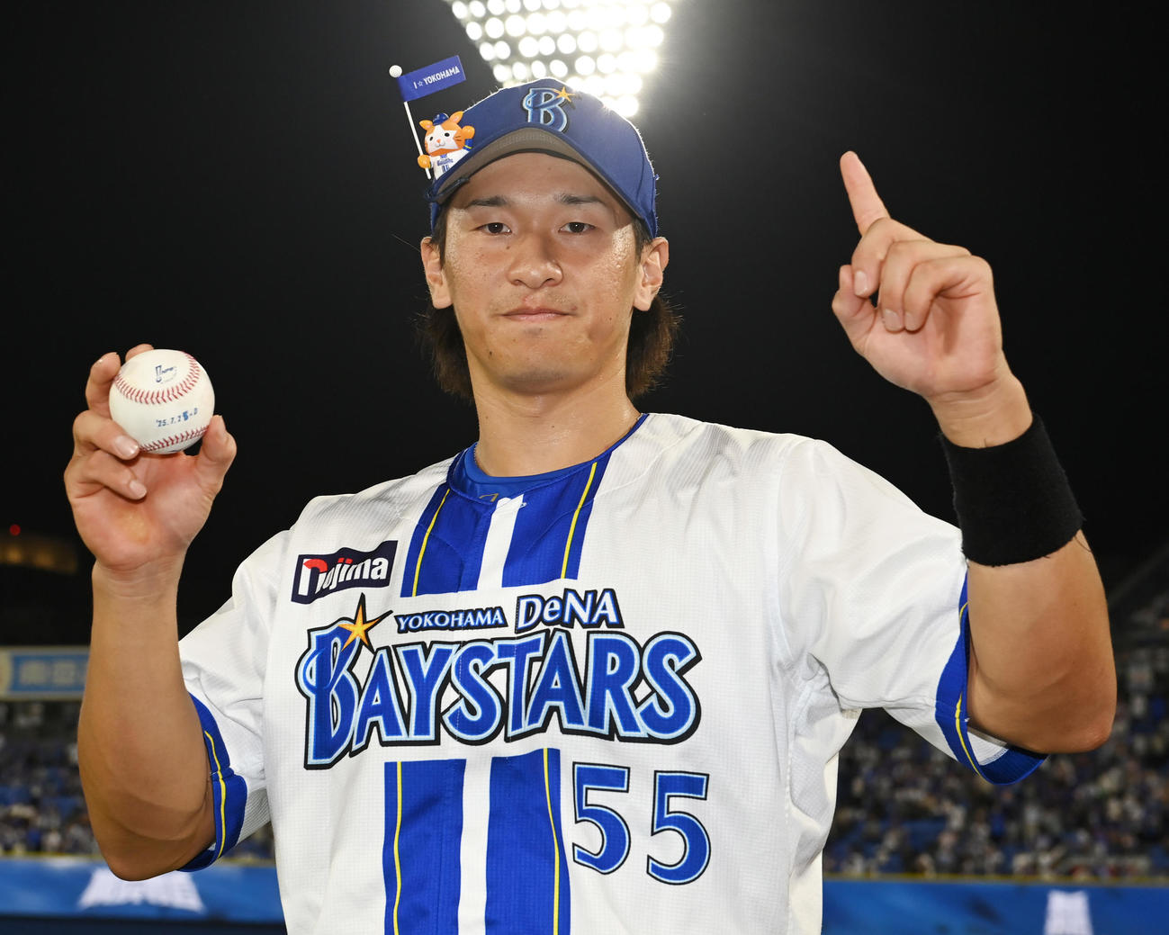 DeNA対中日　試合後、プロ1号本塁打の記念球を手にするDeNA井上（撮影・清水貴仁）