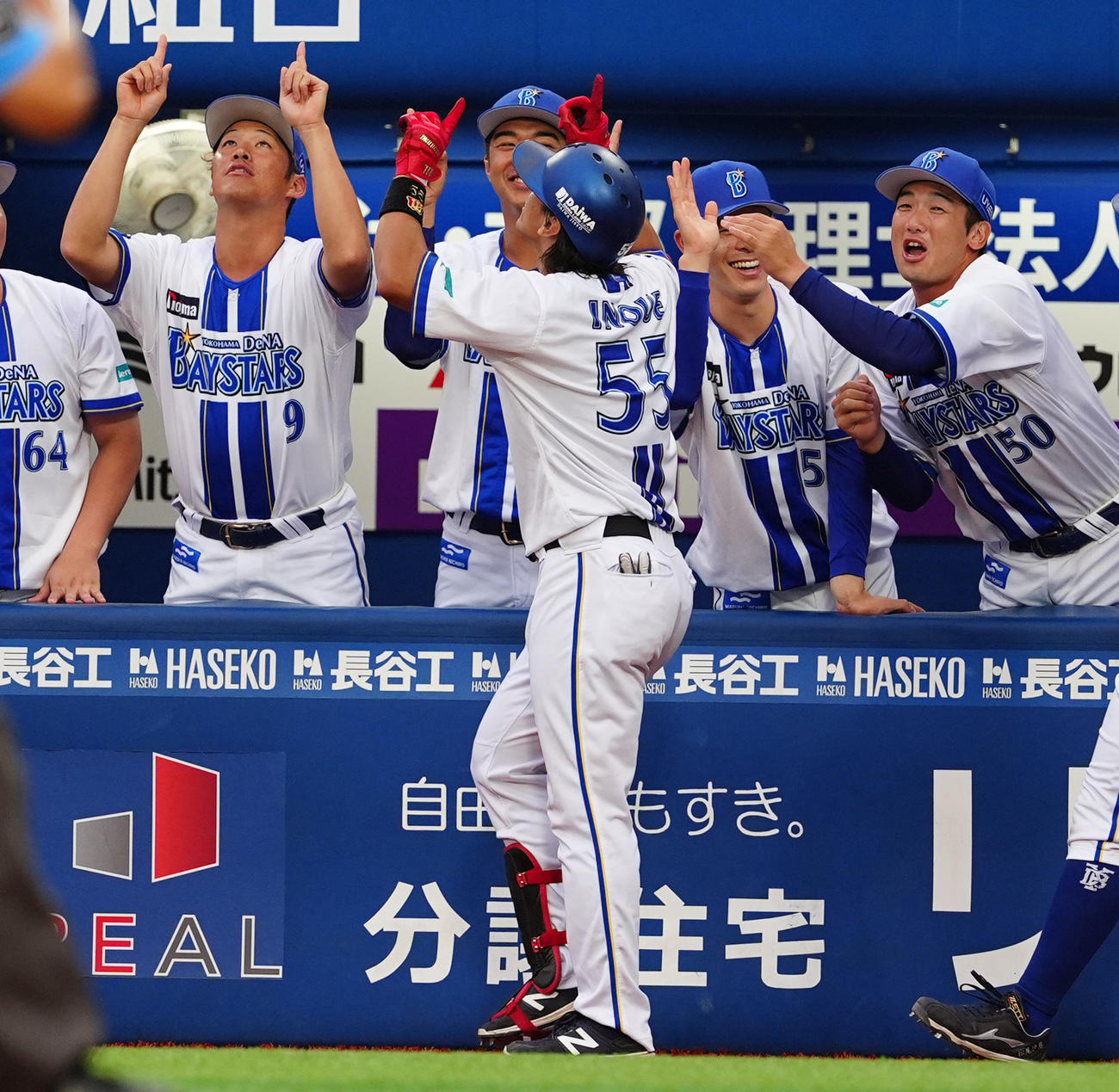 DeNA対中日　1回裏DeNA2死満塁、右越え満塁本塁打を放ち出迎えを受ける井上（55番）（撮影・清水貴仁）