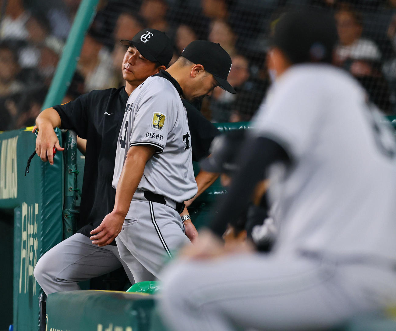 阪神対巨人　8回途中、退場を告げられ引き揚げる阿部監督（撮影・藤尾明華）