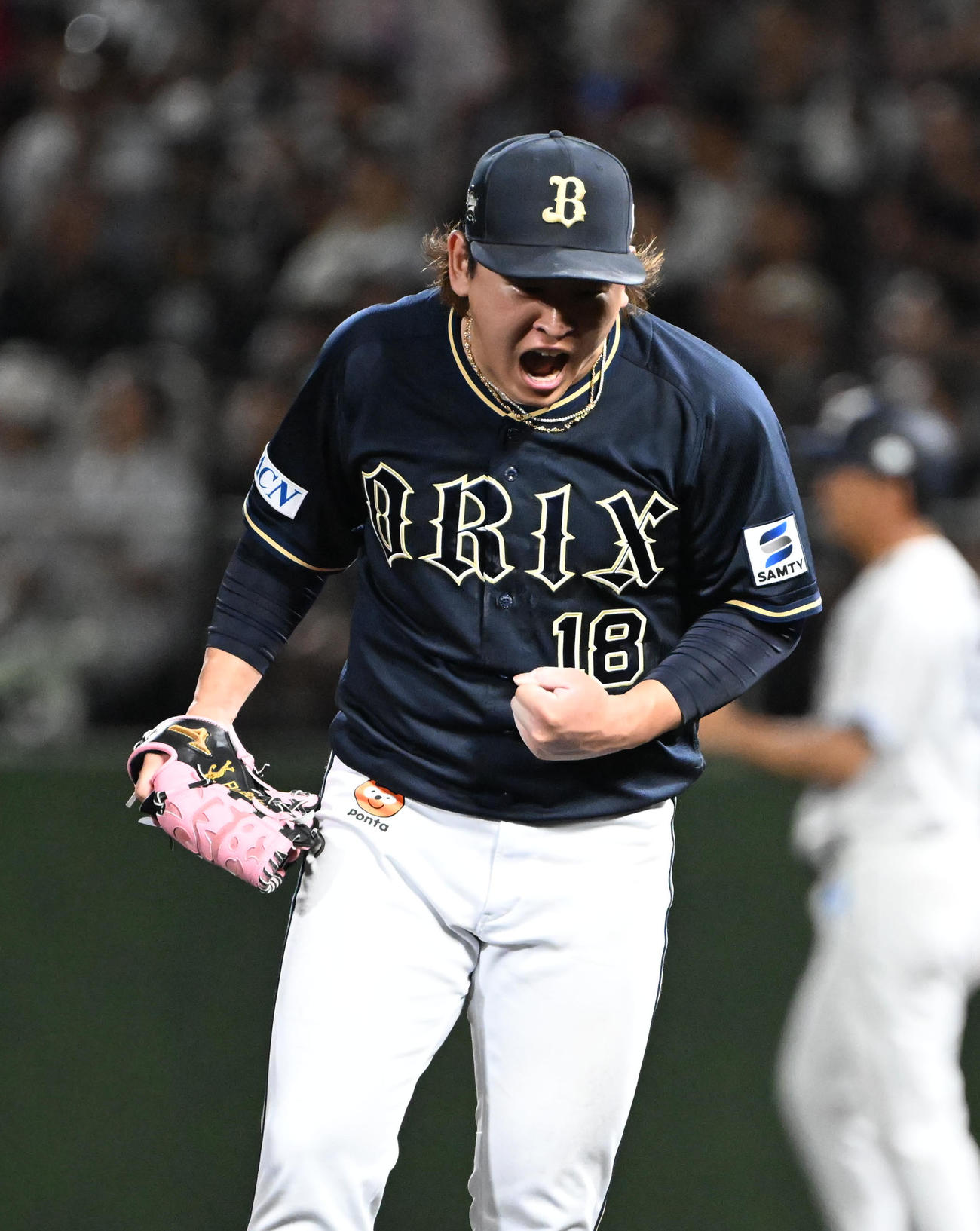 西武対オリックス　5回裏西武2死満塁、岸を中飛に仕留めガッツポーズで雄たけびをあげる宮城（撮影・和賀正仁）