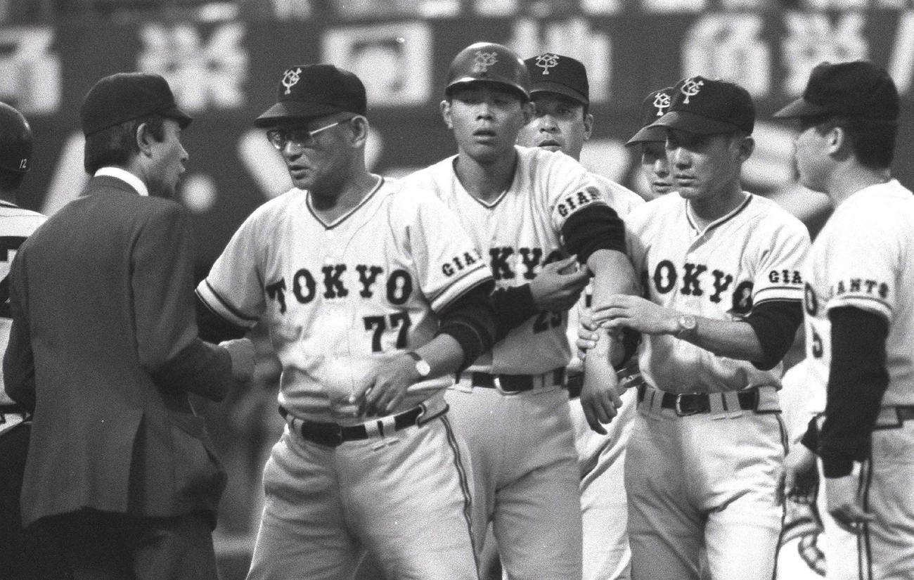 72年7月9日、平光球審（左）は抗議する巨人川上監督（左から2人目）。この後、初の退場を受ける