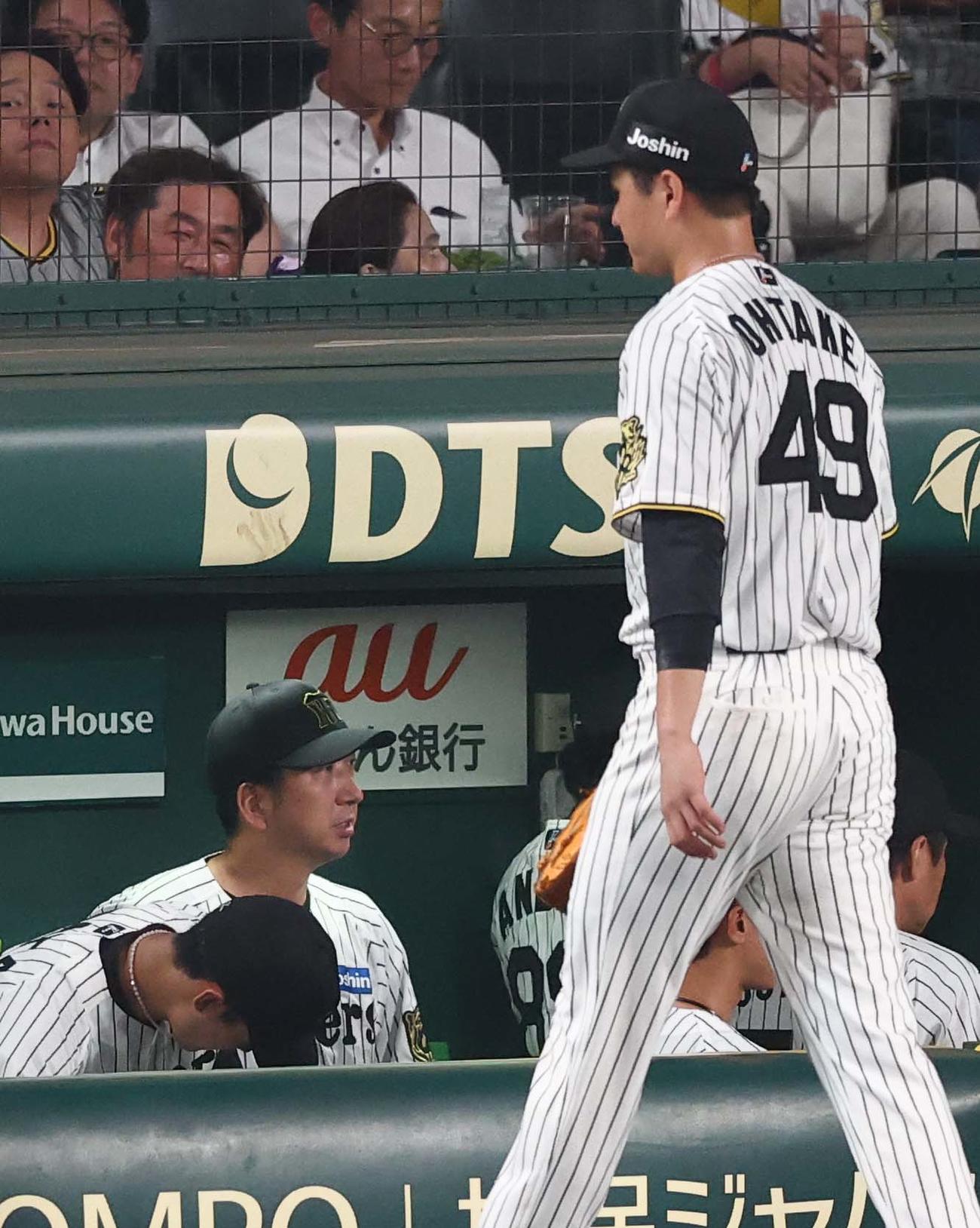 阪神対巨人　7回を無失点に抑えベンチに引き揚げる大竹。左は藤川監督（撮影・上田博志）