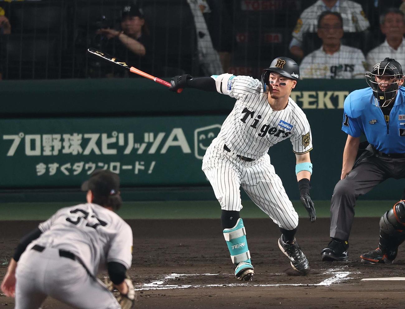 阪神対巨人　6回裏阪神1死、佐藤輝は内野安打を放つ（撮影・上田博志）
