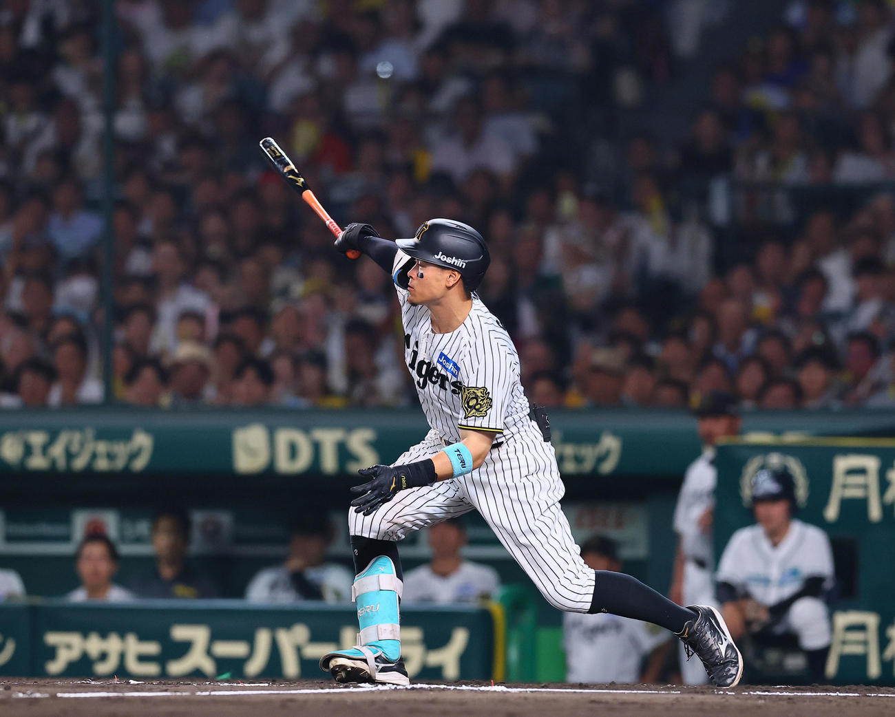 阪神対巨人　6回裏阪神1死、佐藤輝は一塁内野安打を放つ（撮影・藤尾明華）