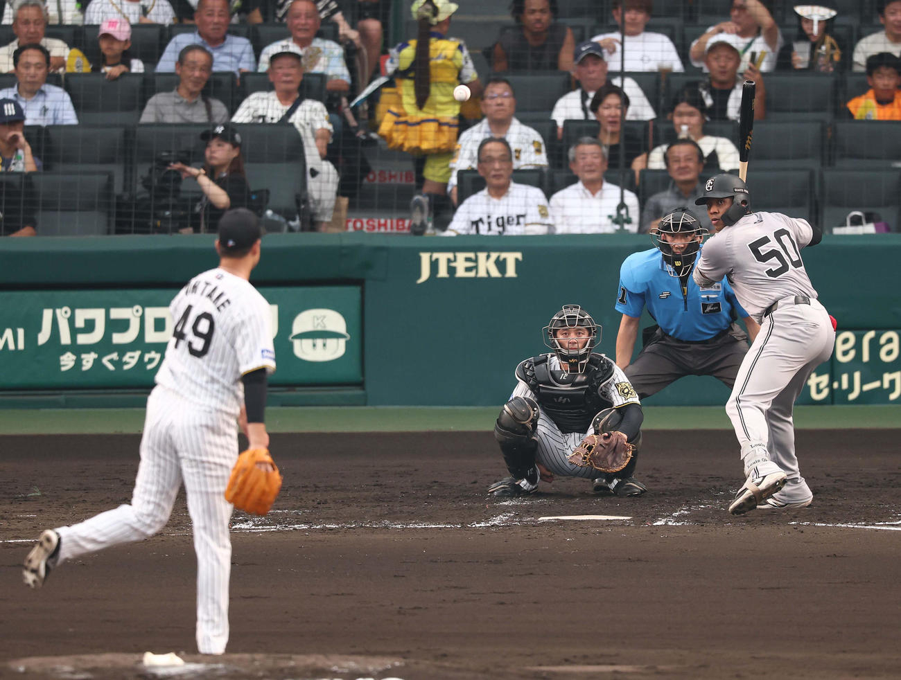 阪神対巨人　3回表巨人1死、大竹はオコエにスローボールを投げる（撮影・上田博志）