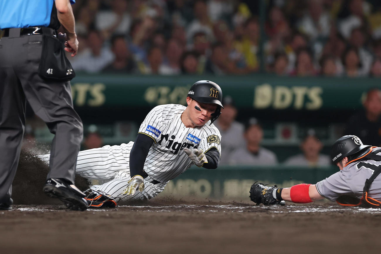 阪神対巨人　8回裏阪神2死一、二塁、大山の遊撃内野安打の間に生還する二走森下。捕手甲斐（撮影・前田充）