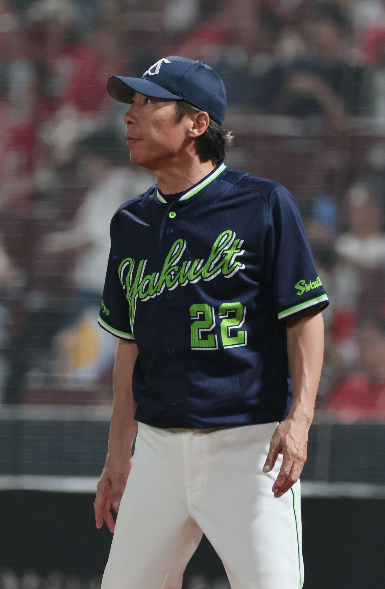 広島対ヤクルト　8回表終了時、交代を告げる高津監督（撮影・加藤孝規）