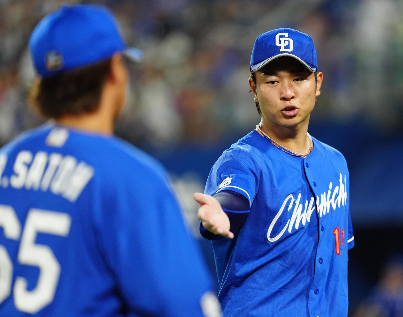 DeNA対中日　5回裏、好守備をみせた三塁手佐藤（左）とタッチを交わす中日高橋宏（撮影・清水貴仁）