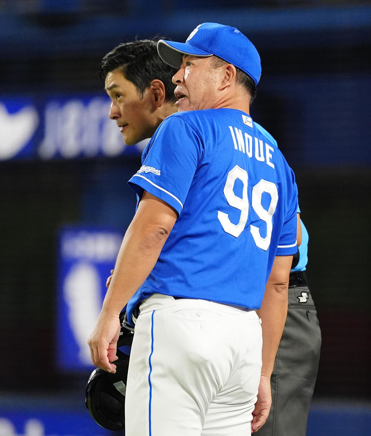 DeNA対中日　7回表、選手交代を告げる中日井上監督（撮影・清水貴仁）
