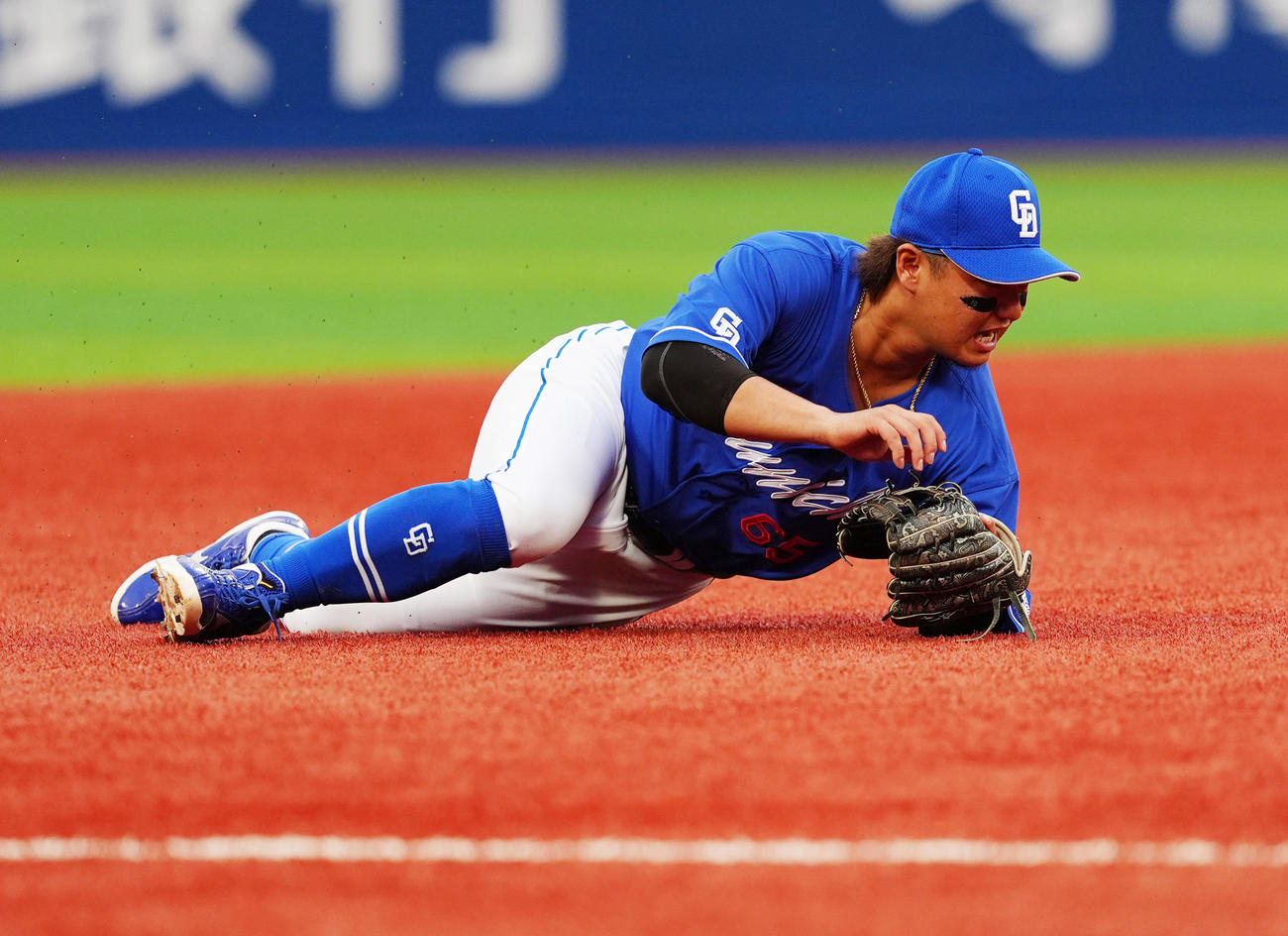 DeNA対中日　1回裏DeNA2死、宮崎の打球を三塁手佐藤が捕ることができず、左前打となる（撮影・清水貴仁）