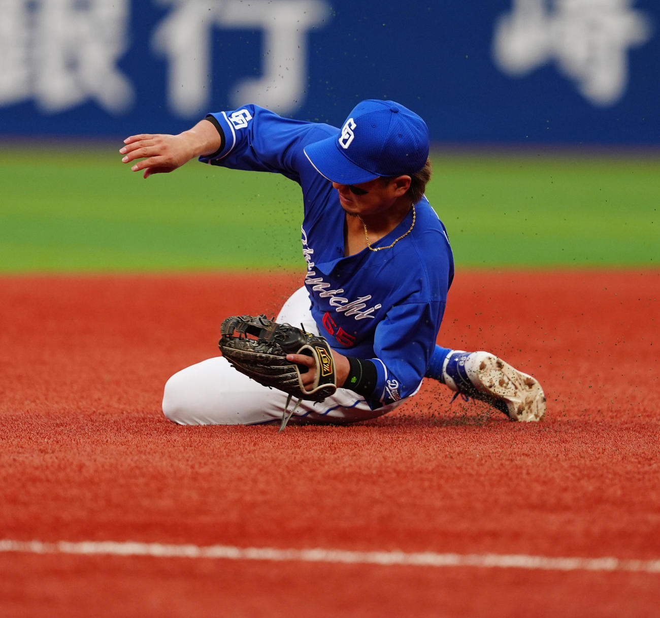 DeNA対中日　1回裏DeNA2死、宮崎の打球を三塁手佐藤が捕ることができず、左前打となる（撮影・清水貴仁）