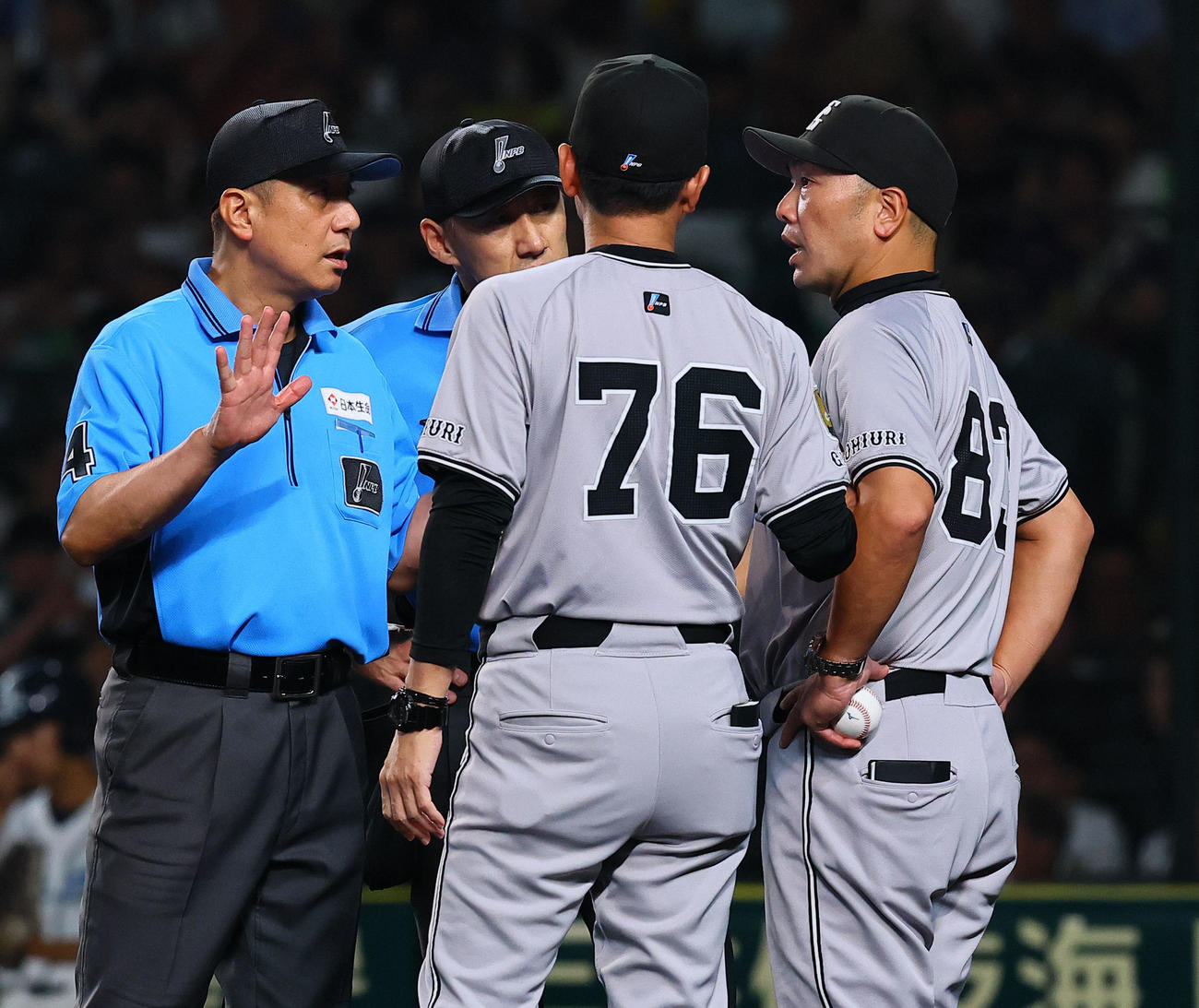 阪神対巨人　8回裏阪神2死一、二塁、大山の遊撃適時内野安打で森下が生還。リクエストで判定が覆り、抗議する阿部監督（右）（撮影・藤尾明華）