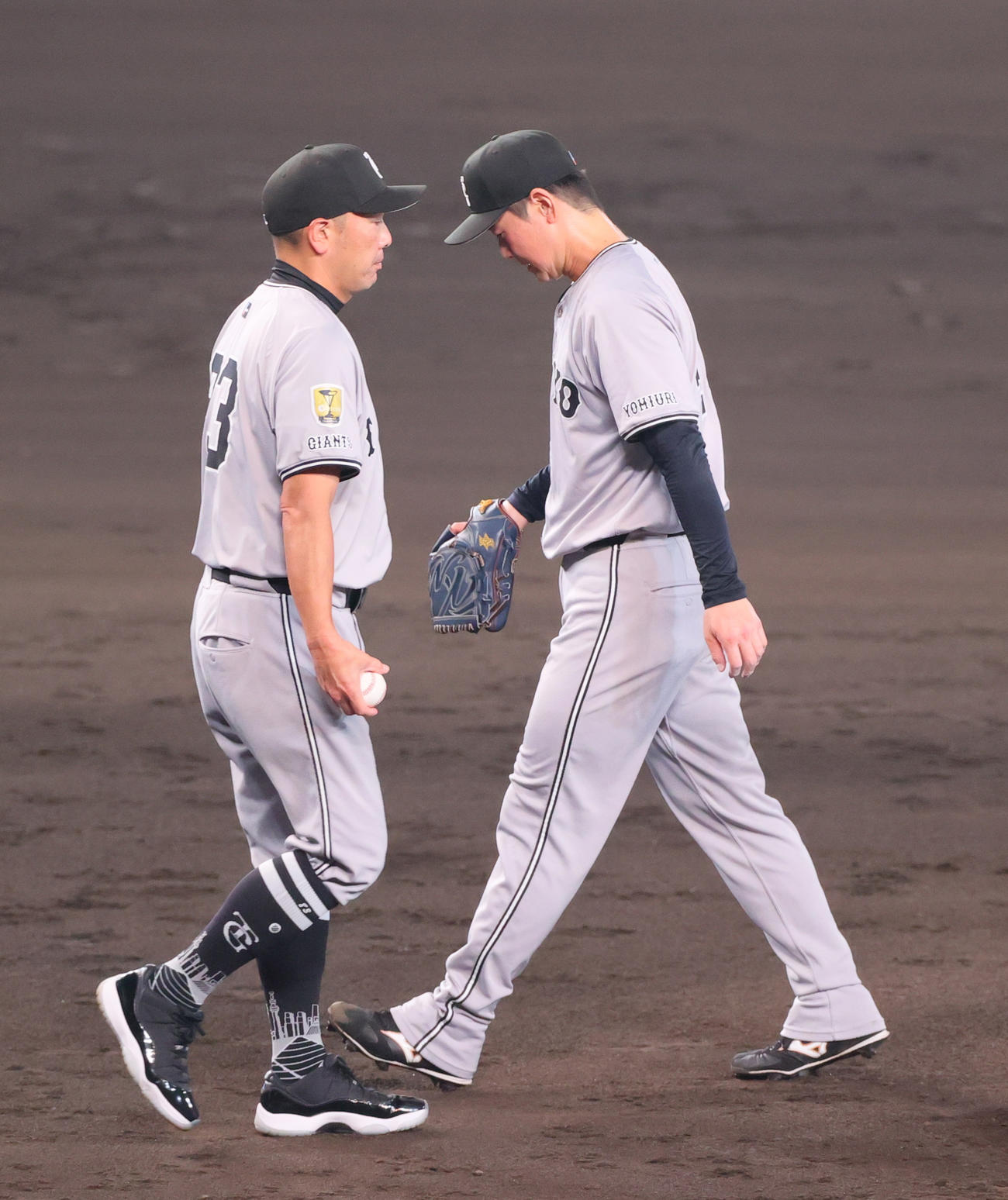 阪神対巨人　8回裏阪神2死一塁、佐藤輝に四球を出した中川（右）を交代させる阿部慎監督（撮影・上山淳一）