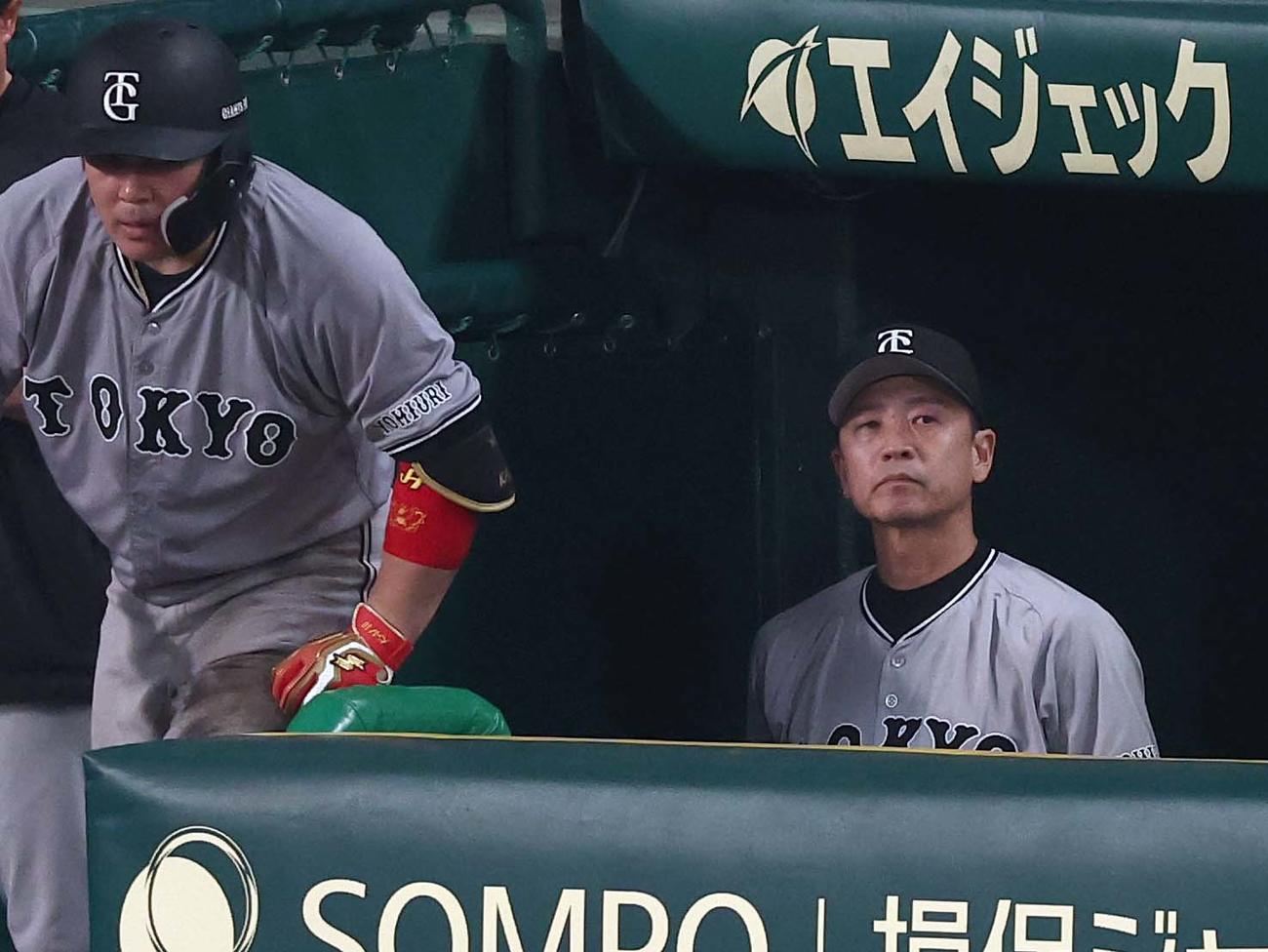阪神対巨人　阿部監督の退場で指揮をとる二岡監督代行（撮影・上田博志）