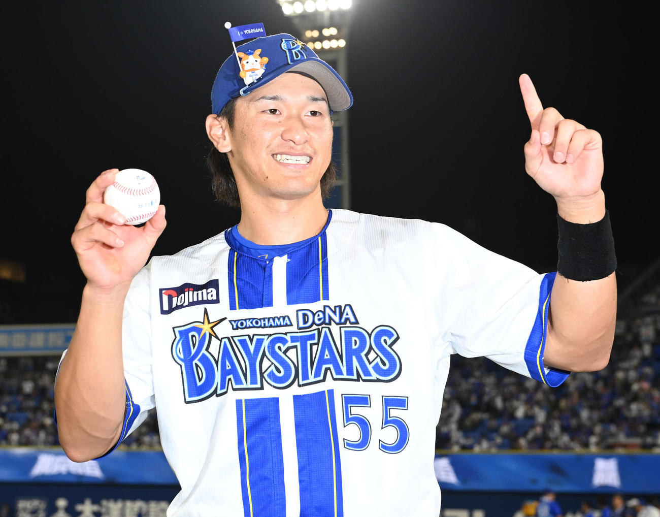 DeNA対中日　試合後、プロ1号本塁打の記念球を手にするDeNA井上（撮影・清水貴仁）