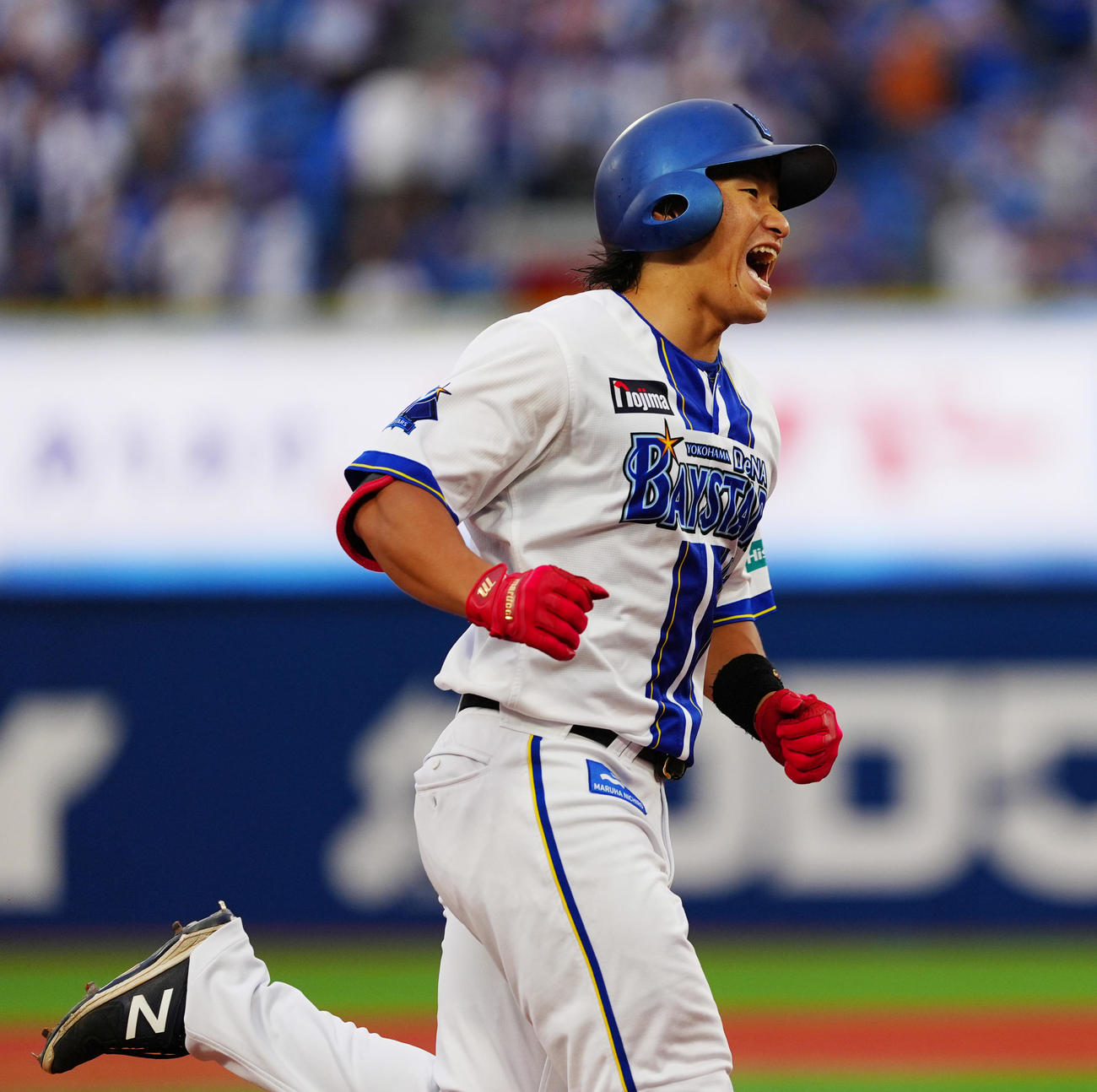 DeNA対中日　1回裏DeNA2死満塁、右越え満塁本塁打を放ち雄たけびを上げる井上（撮影・清水貴仁）