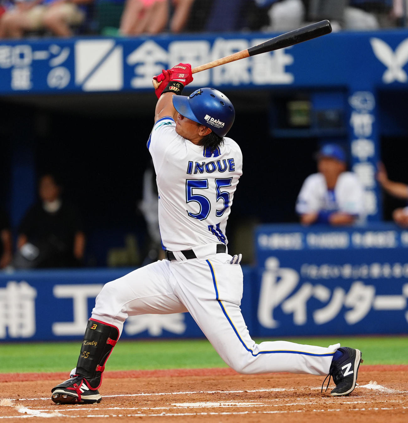 DeNA対中日　1回裏DeNA2死満塁、右越え満塁本塁打を放つ井上（撮影・清水貴仁）