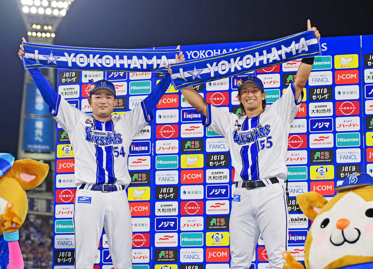 DeNA対中日　ドラフト同期でヒーローとなりお立ち台に上がるDeNA石田裕（左）と井上（撮影・清水貴仁）