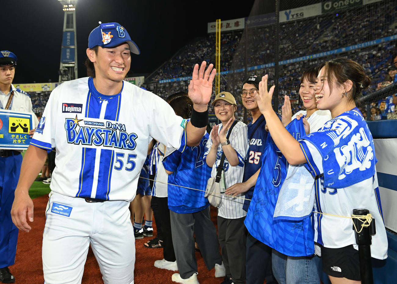 DeNA対中日　試合後、ファンとタッチを交わすDeNA井上（撮影・清水貴仁）