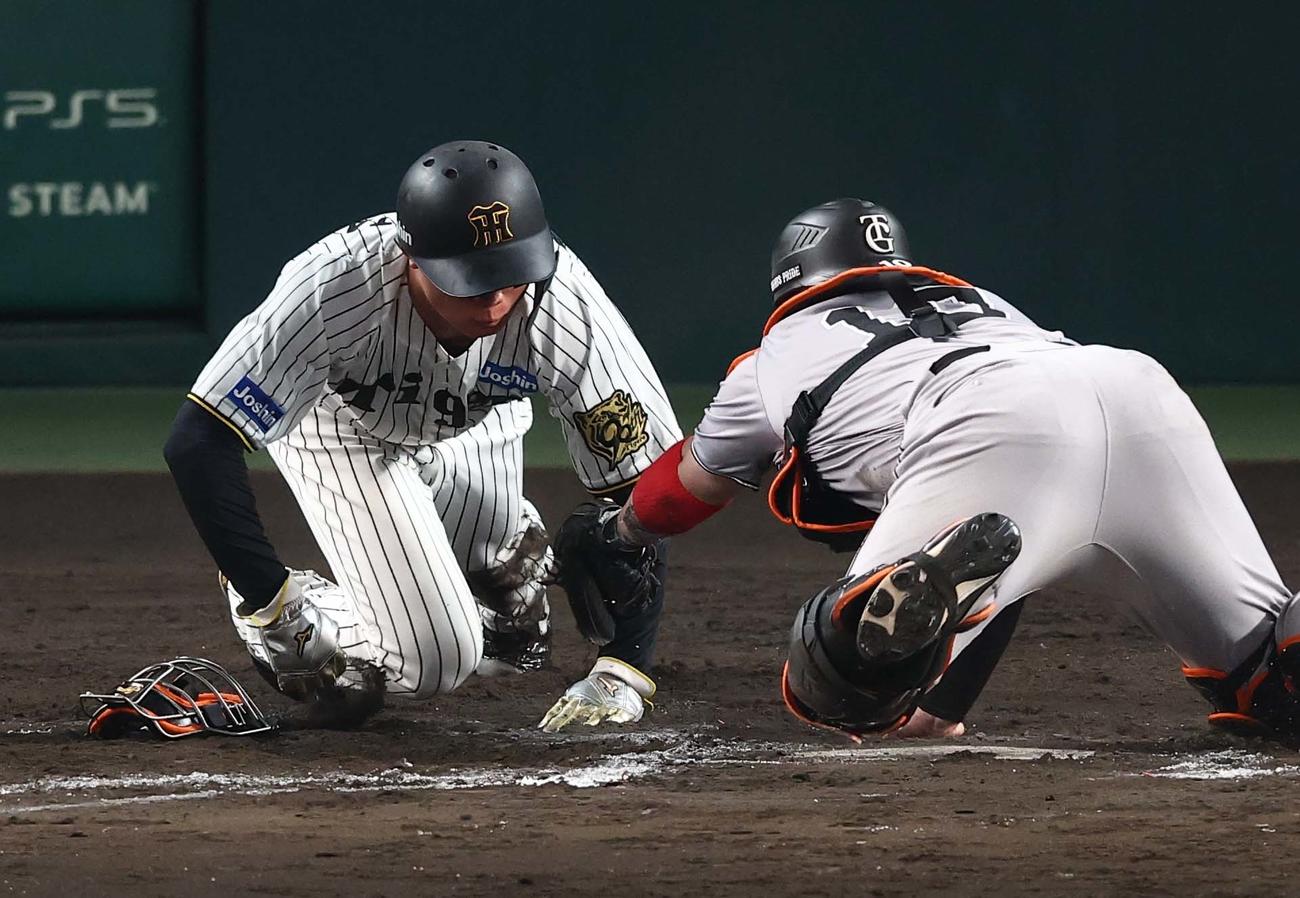 阪神対巨人　8回裏阪神2死一、二塁、生還を狙う森下の左手にタッチにいく甲斐（撮影・上田博志）