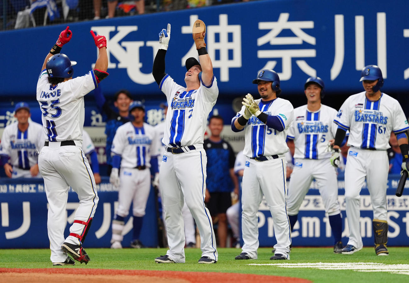 DeNA対中日　1回裏DeNA2死満塁、右越え満塁本塁打を放ち出迎えを受ける井上（左）、左2人目から牧、宮崎、松尾、蝦名（撮影・清水貴仁）