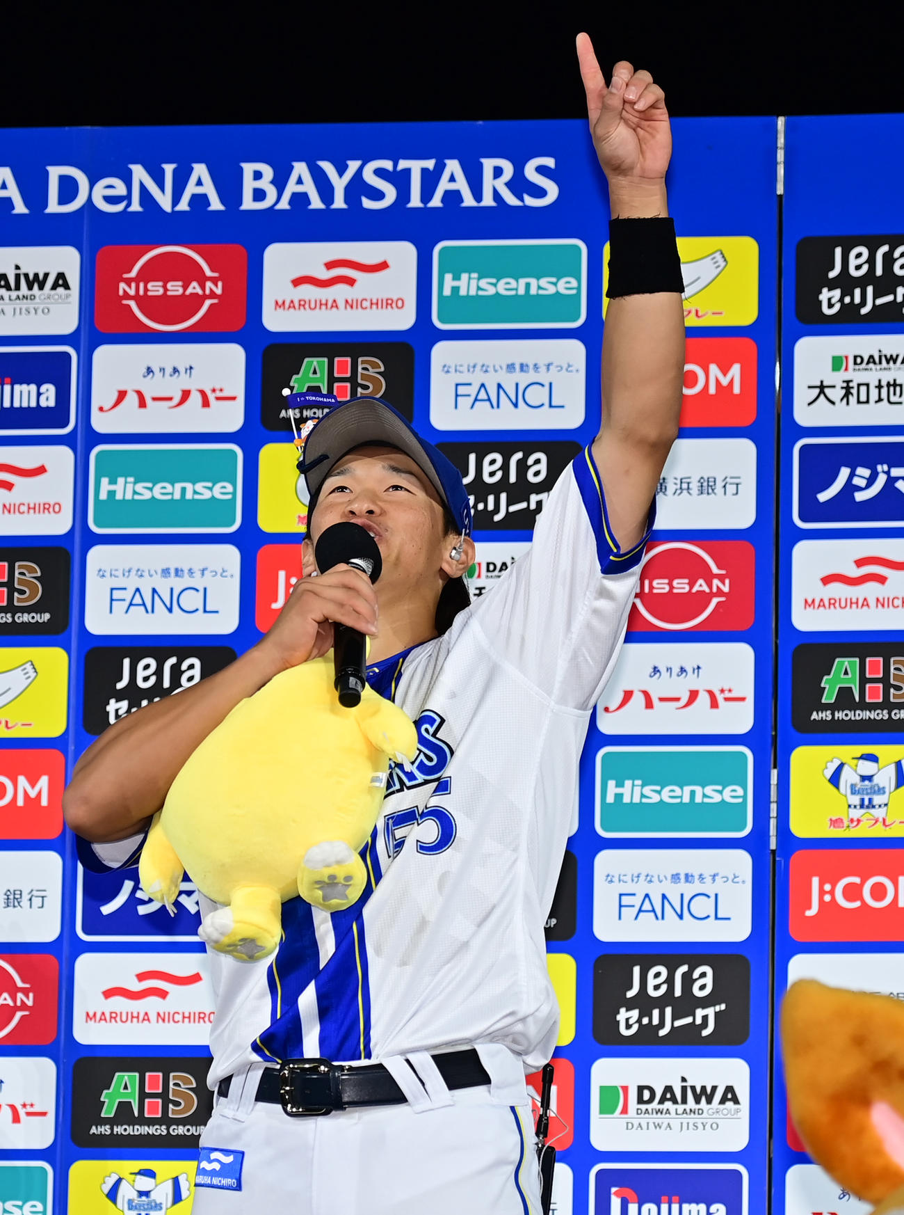 DeNA対中日　逆転満塁本塁打を放ちヒーローのDeNA井上がお立ち台で絶叫する（撮影・清水貴仁）