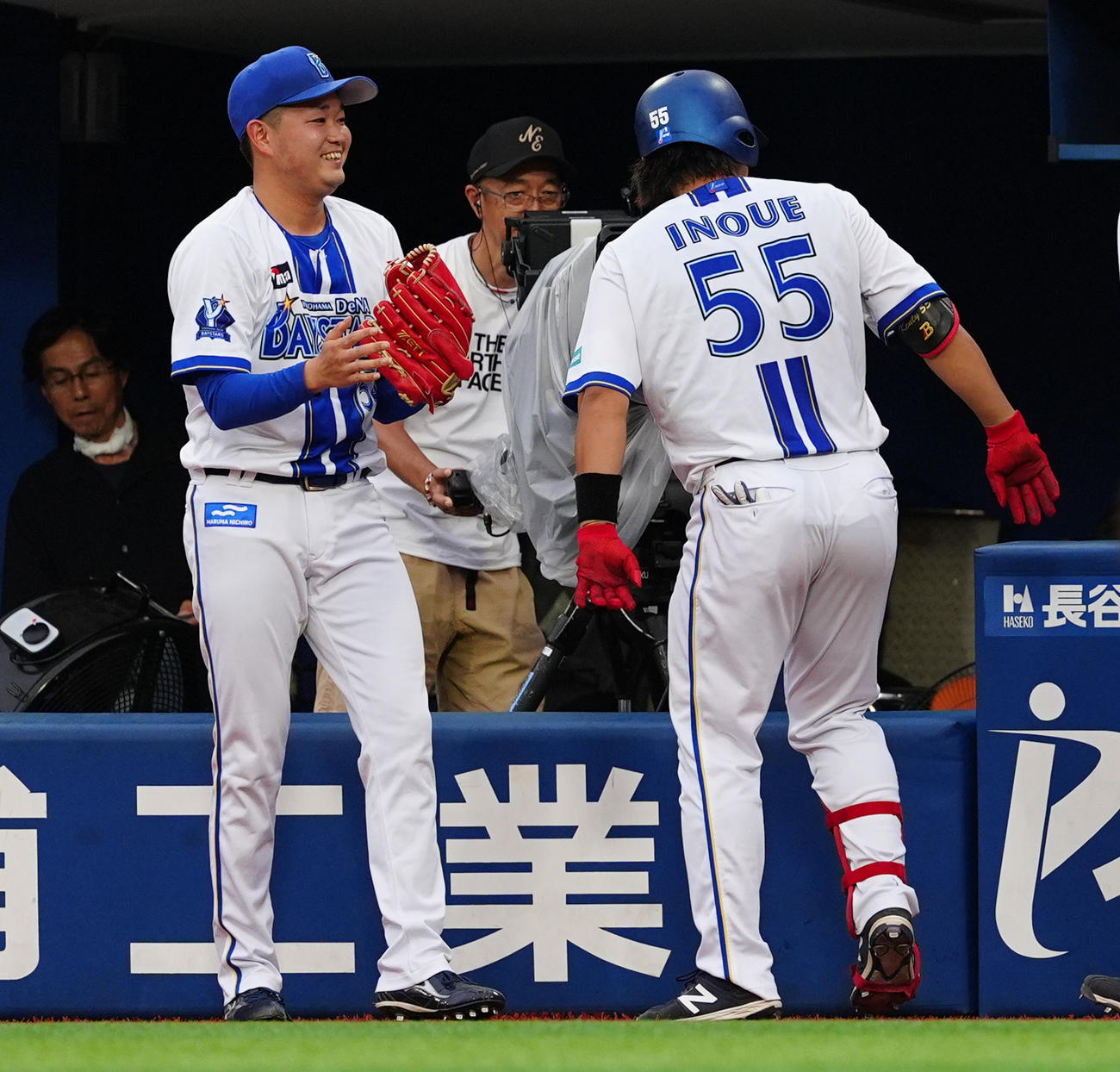 DeNA対中日　1回裏DeNA2死満塁、満塁本塁打を放った井上（右）を笑顔で出迎える石田裕（撮影・清水貴仁）