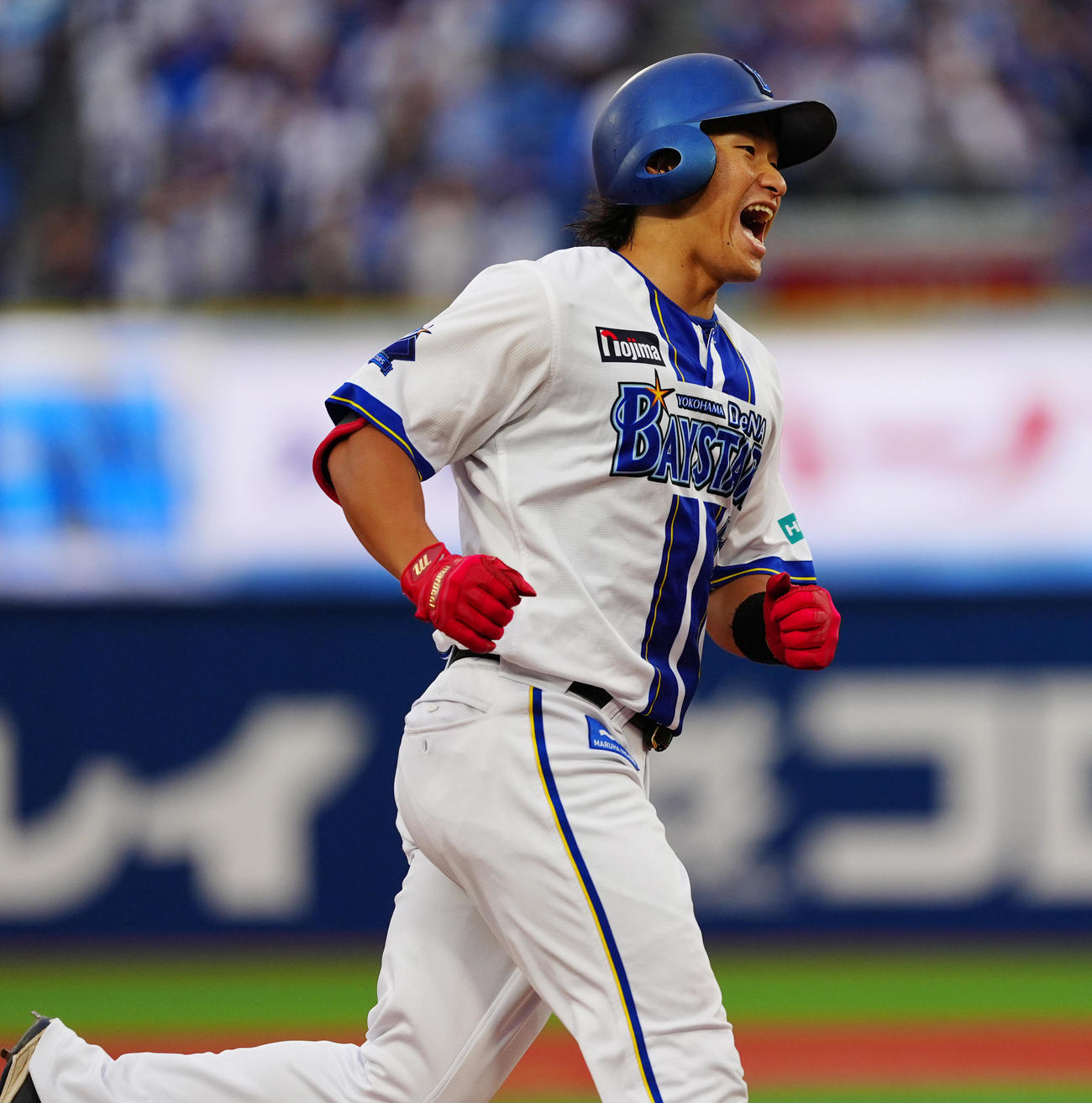 DeNA対中日　1回裏DeNA2死満塁、右越え満塁本塁打を放ち雄たけびを上げる井上（撮影・清水貴仁）