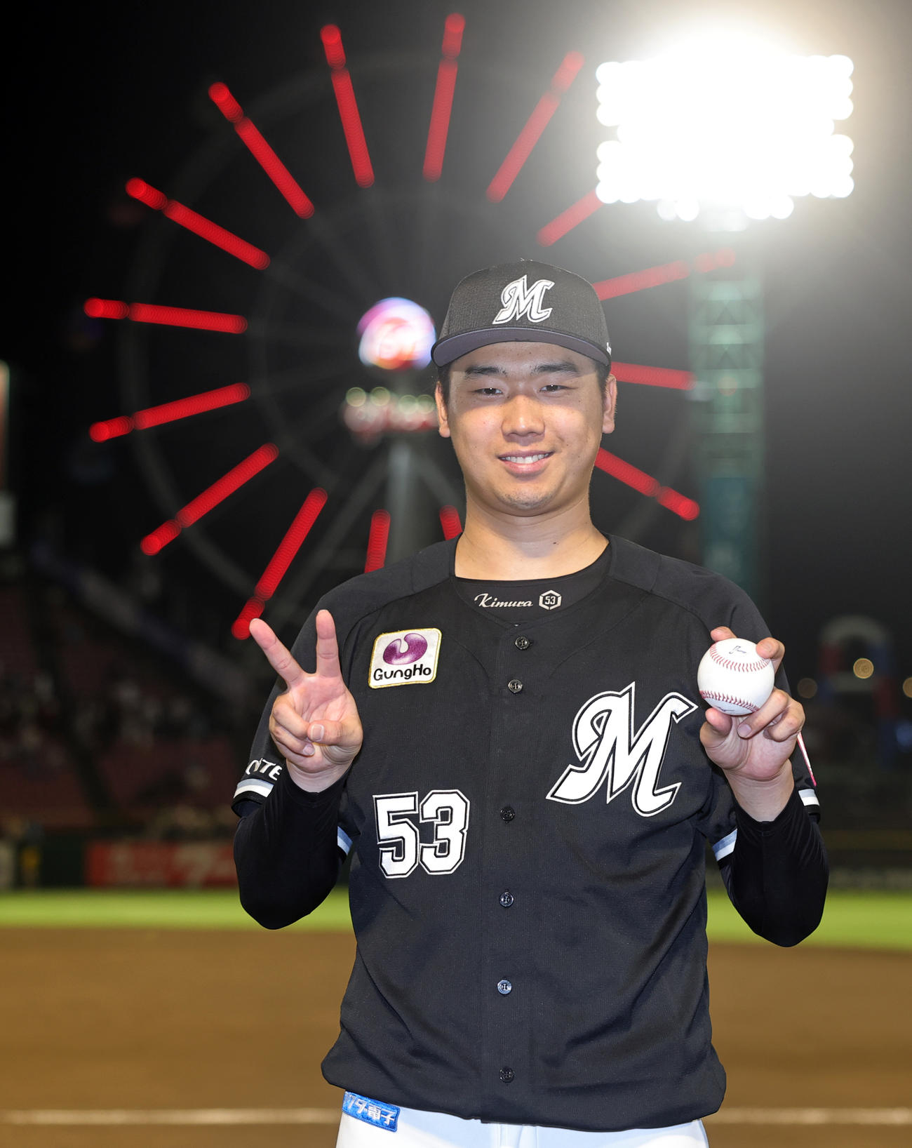 楽天対ロッテ　2勝目を挙げウイニングボールを手に笑顔のロッテ木村（撮影・野上伸悟）
