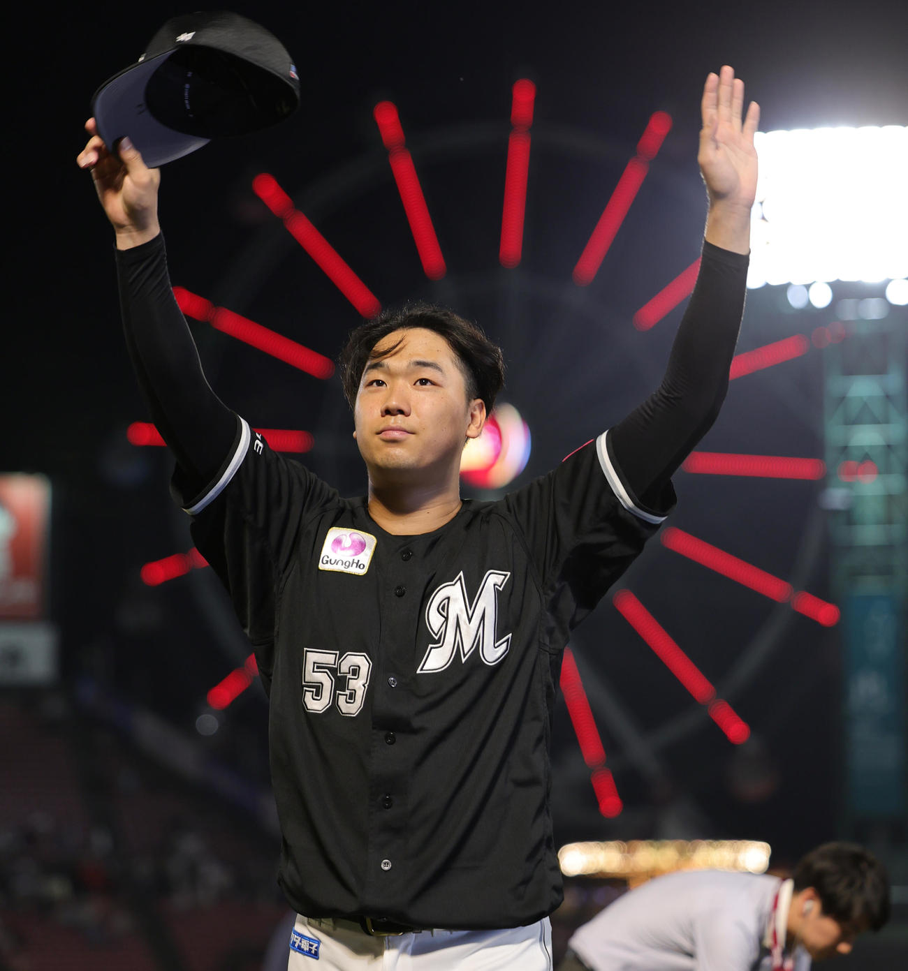 楽天対ロッテ　2勝目を挙げファンの声援に応えるロッテ木村（撮影・野上伸悟）