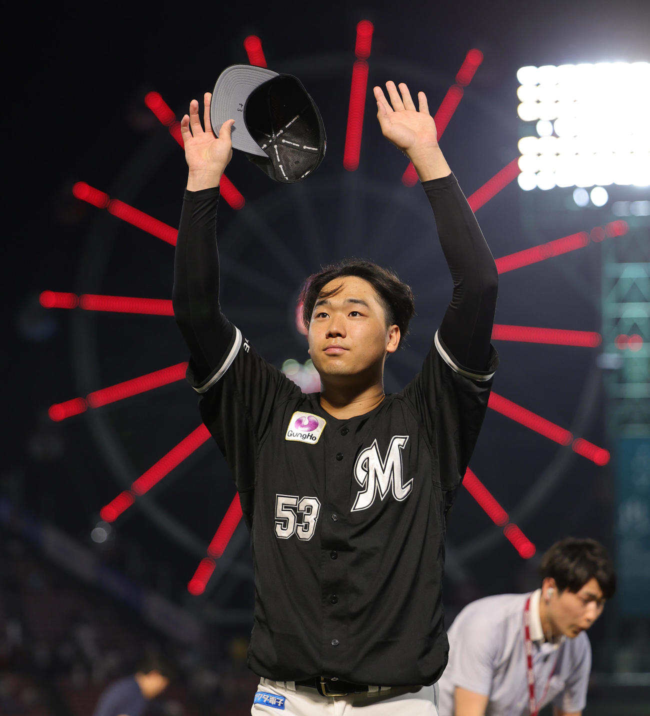 楽天対ロッテ　2勝目を挙げファンの声援に応えるロッテ木村（撮影・野上伸悟）