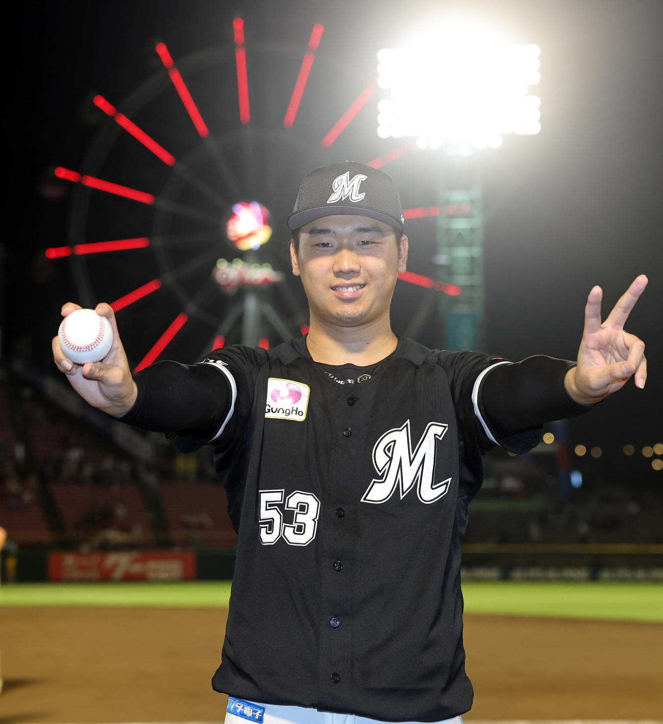楽天対ロッテ　2勝目を挙げウイニングボールを手に笑顔のロッテ木村（撮影・野上伸悟）