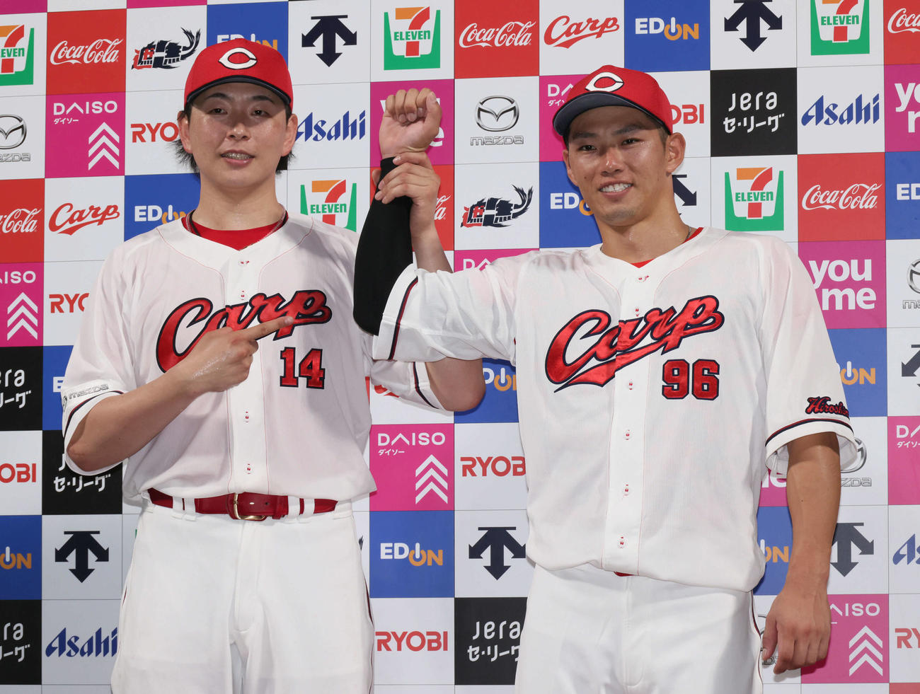 広島対ヤクルト　お立ち台でポーズを決める大瀬良（左）と中村奨（撮影・加藤孝規）