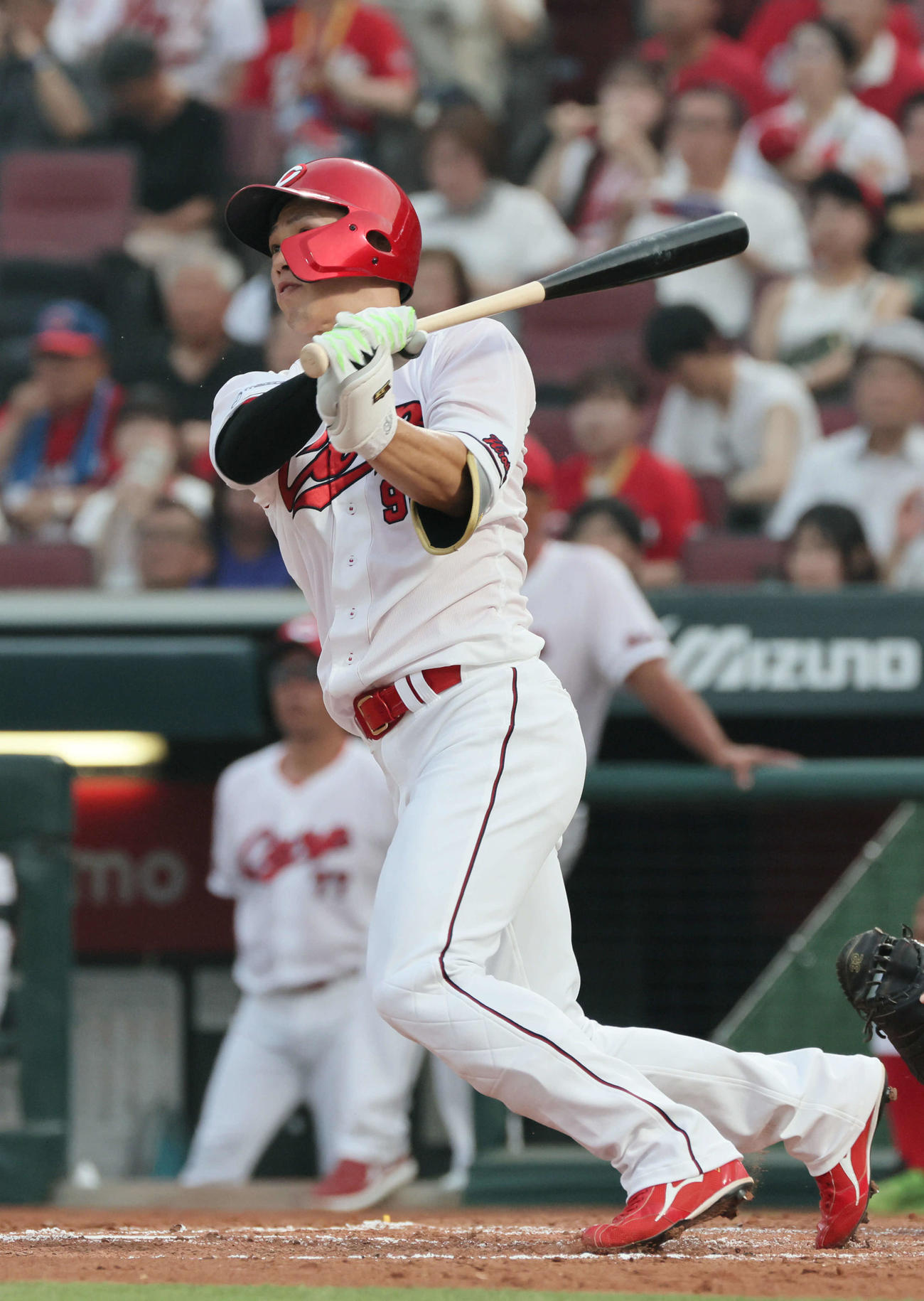 広島対ヤクルト　3回裏広島1死二塁、中村奨は逆転の左越え2点本塁打を放つ（撮影・加藤孝規）