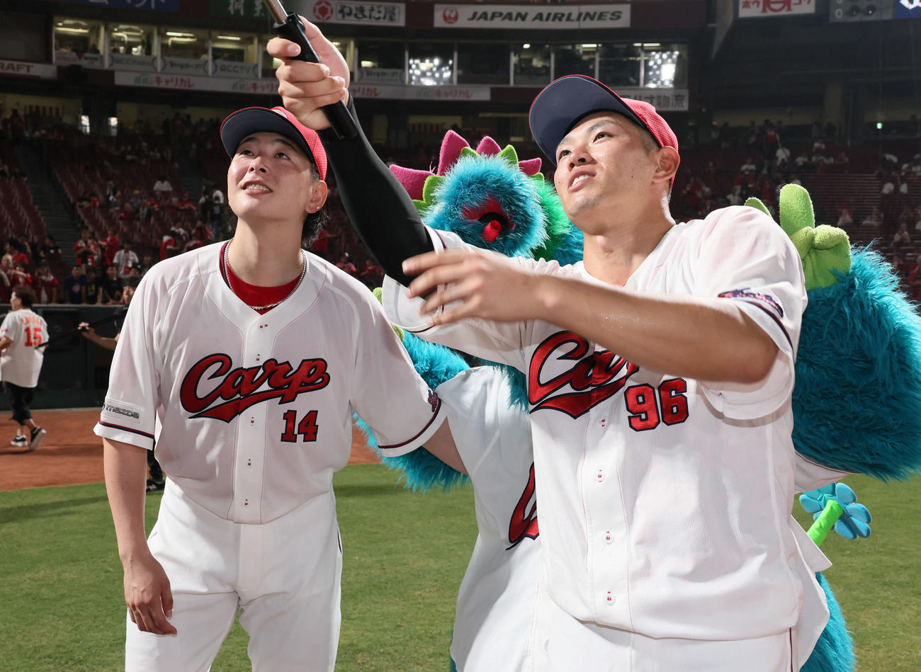 広島対ヤクルト　自撮りで盛り上がる大瀬良と中村奨（撮影・加藤孝規）
