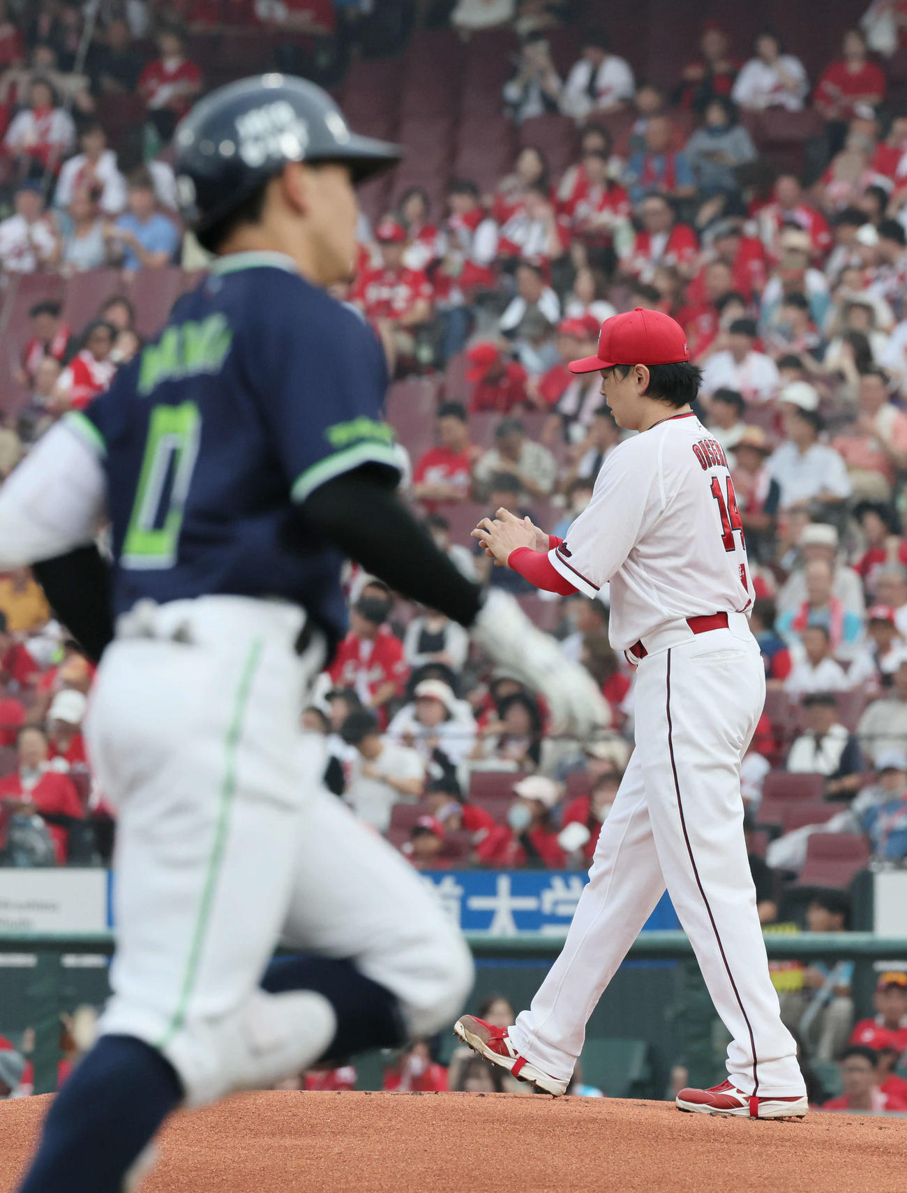 広島対ヤクルト　1回表ヤクルト無死、並木に左越え先制本塁打を浴びた広島先発の大瀬良（撮影・加藤孝規）