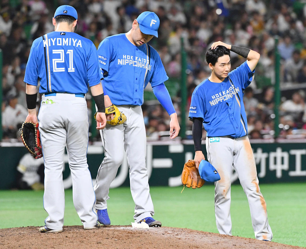 ソフトバンク対日本ハム　9回裏ソフトバンク1死一、三塁、山川の左越え二塁打で一塁走者の緒方が本塁アウトの判定にソフトバンク小久保監督がリクエストし、マウンドで判定を待つ加藤貴（左から2人目）（撮影・岩下翔太）
