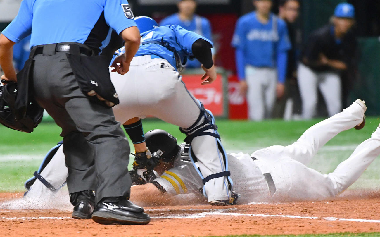 ソフトバンク対日本ハム　9回裏ソフトバンク1死一、三塁、山川の左越え逆転サヨナラ2点適時二塁打で一塁から生還した緒方（撮影・岩下翔太）