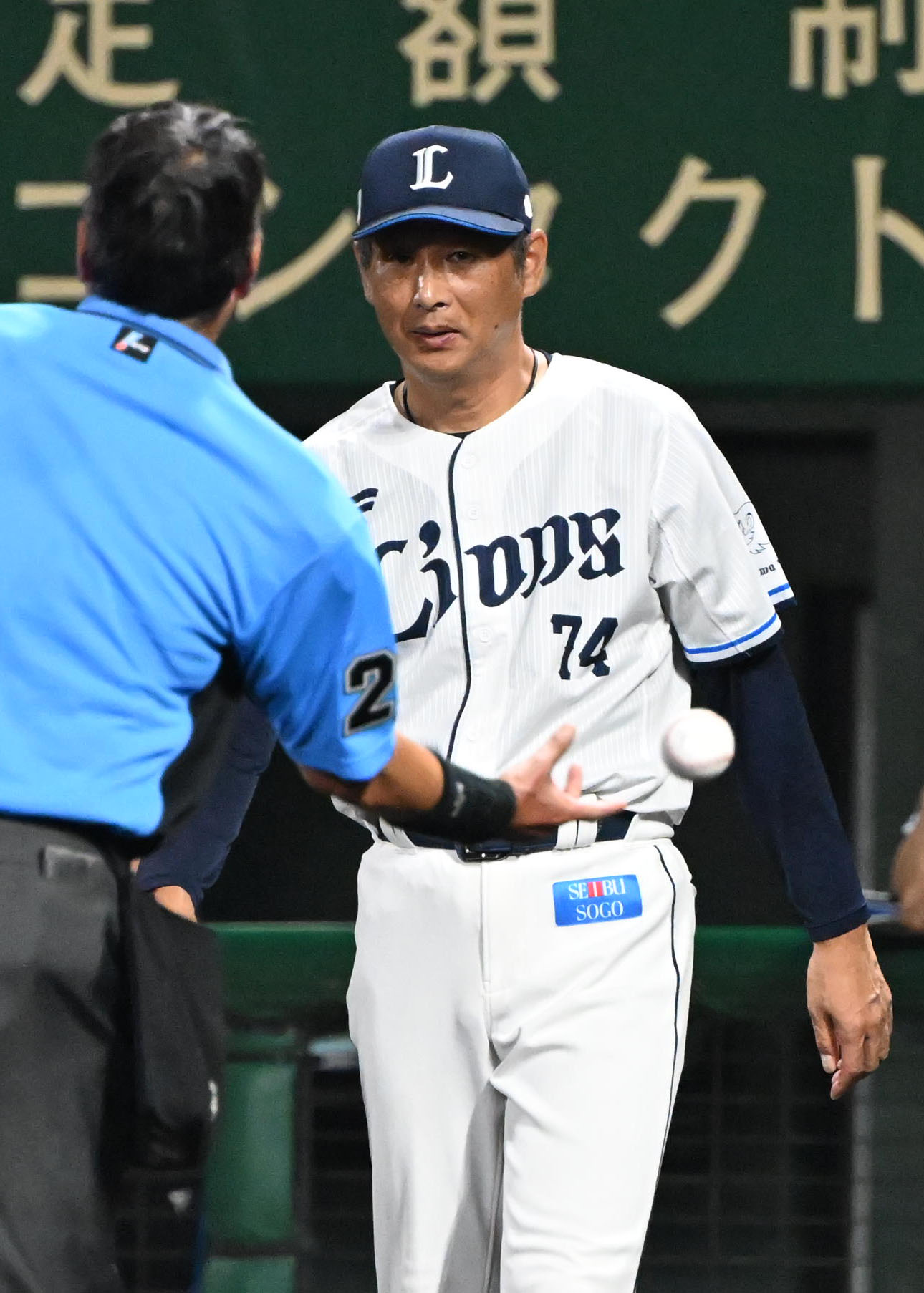 西武対オリックス　9回を終え選手の交代を告げる西武西口監督（撮影・和賀正仁）