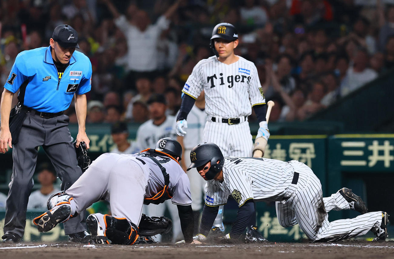 阪神対巨人　8回裏阪神2死一、二塁、大山の遊撃適時内野安打で生還する森下。捕手甲斐。判定はアウトもリクエストでセーフとなる（撮影・藤尾明華）