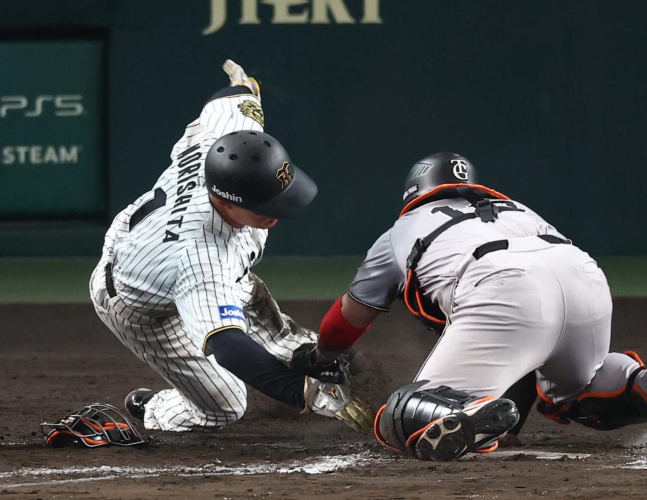 阪神対巨人　8回裏阪神2死一、二塁、生還を狙う森下は左手を引き右手でホームにタッチにいく。捕手は甲斐（撮影・上田博志）