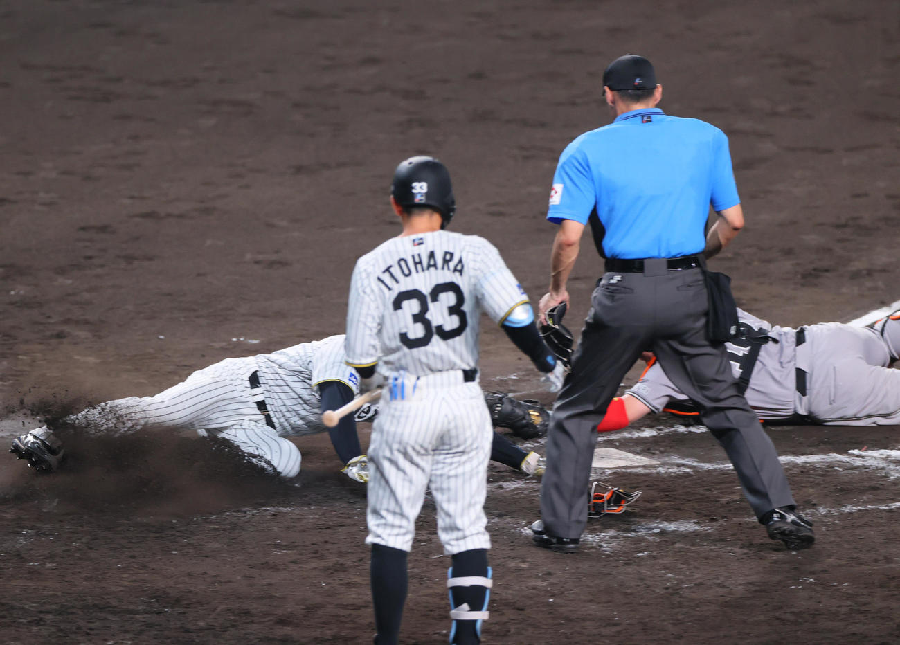 阪神対巨人　8回裏阪神2死一、二塁、大山の遊内野安打で二走森下は捕手甲斐のタッチをかわし生還する（撮影・上山淳一）