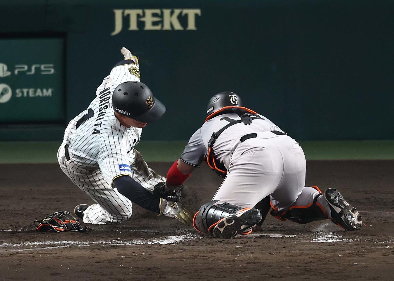 阪神対巨人　8回裏阪神2死一、二塁、大山の適時打で生還する森下。アウトの判定もリクエストで生還となる（撮影・上田博志）
