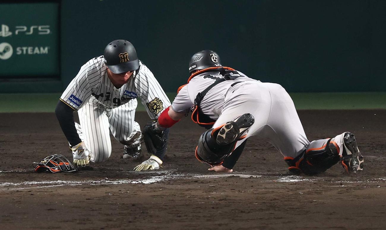 阪神対巨人　8回裏阪神2死一、二塁、大山の適時打で生還する森下。アウトの判定もリクエストで生還となる（撮影・上田博志）