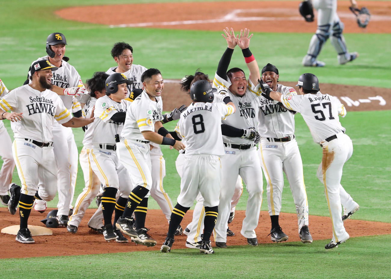 ソフトバンク対日本ハム　9回裏ソフトバンク1死一、三塁、山川は左越えサヨナラ2点適時二塁打を放ちナインに祝福される（撮影・梅根麻紀）
