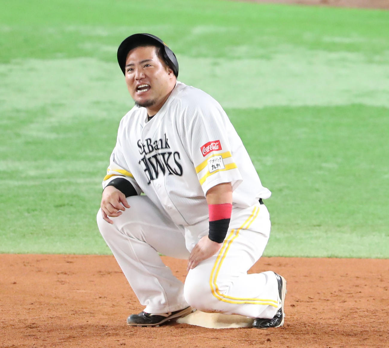 ソフトバンク対日本ハム　9回裏ソフトバンク1死一、三塁、山川は左越え二塁打を放ちサヨナラの走者となる一塁走者・緒方の判定を待つ（撮影・梅根麻紀）