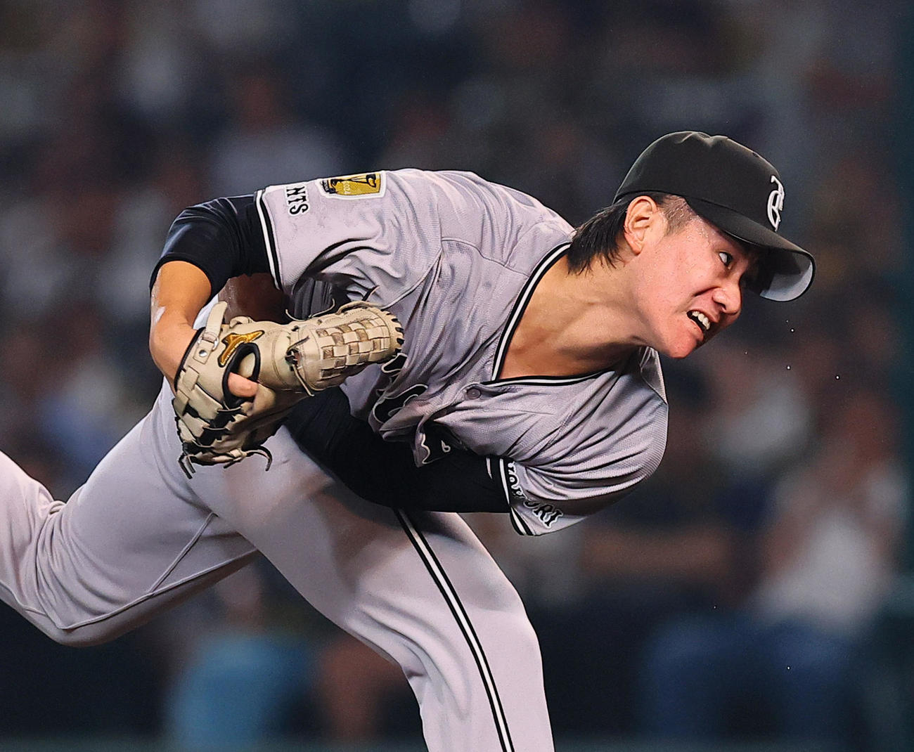 阪神対巨人　気迫あふれる表情で力投する巨人井上（撮影・藤尾明華）
