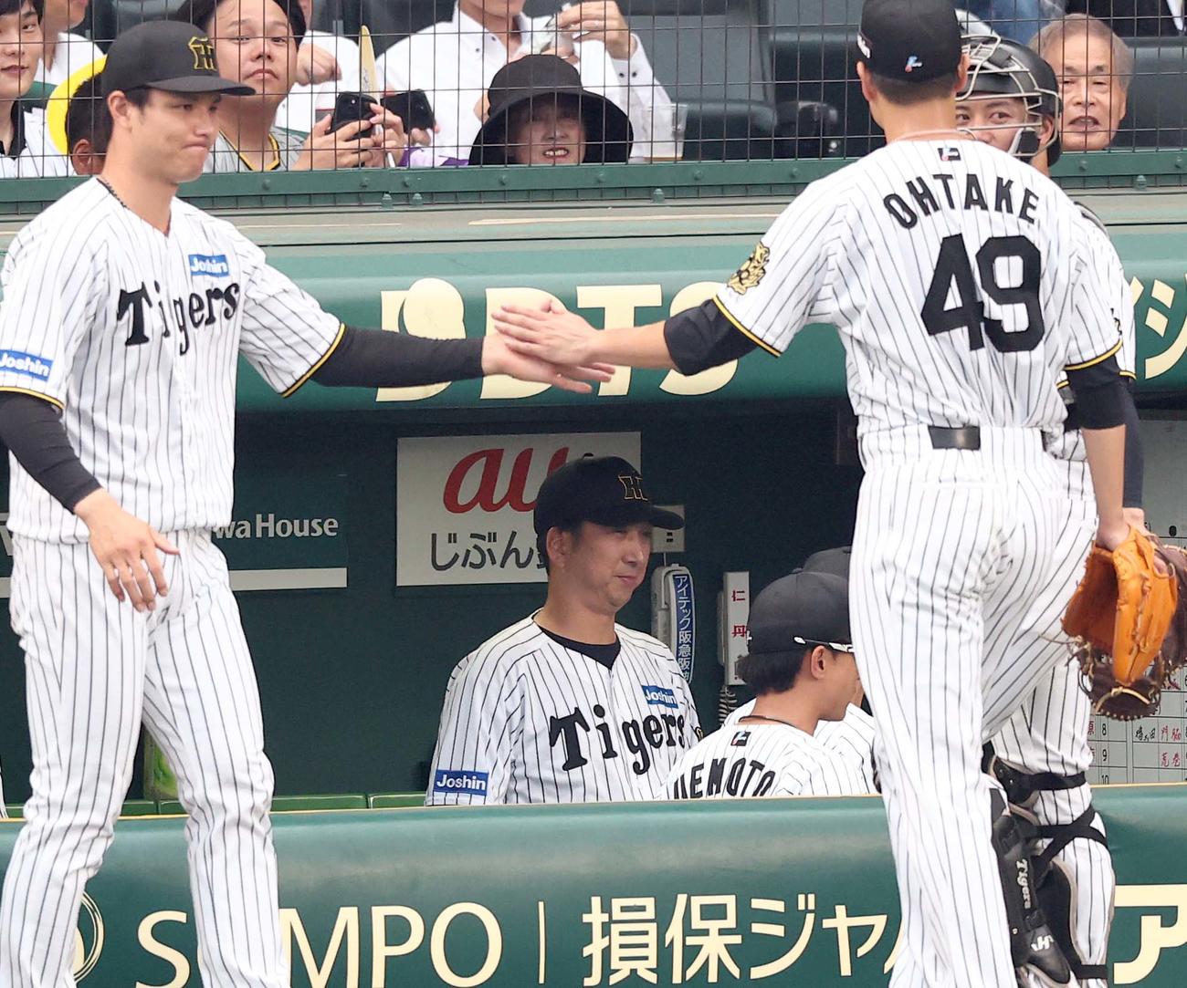 阪神対巨人　1回を無失点に抑えた大竹（右）。中央は藤川監督（撮影・上田博志）