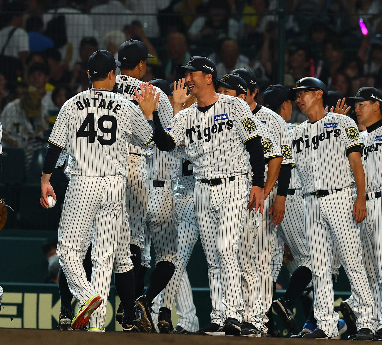 阪神対巨人　巨人に勝利し、大竹とタッチを交わす藤川監督（撮影・藤尾明華）